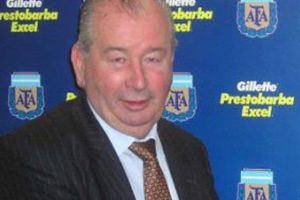 مئات المشجعين يطالبون بتنحية جروندونا