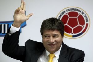 جوميز مدرب كولومبيا يعتذر بعد أن لكم امرأة 