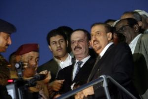 رئيس الوزراء اليمني يعود إلى صنعاء بعد تلقيه علاجا في السعودية  