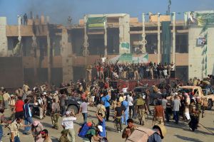 كتائب القذافي تقصف مقره في باب العزيزية بعد يوم من استيلاء الثوار عليه