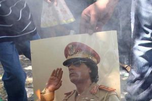 مقاتل ليبي يهدي قبعة القذافي العسكرية لوالده