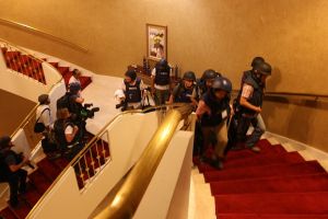 صحافيون اجانب لا يزالون محتجزين في فندق في طرابلس بعد سقوط مقر القذافي