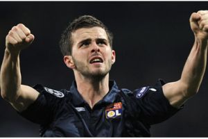 روما يضم البوسني بيانيتش من ليون