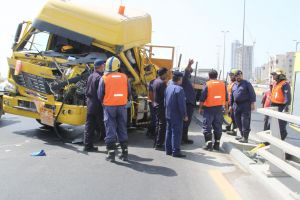 إصابة بليغة لسائق نيبالي بتدهور شاحنة بأم الحصم ..شاهد الصور 