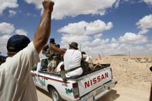 اشتباكات خارج بلدات تحت سيطرة قوات القذافي واعتقال موالين