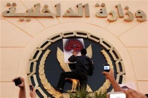 مئات المتظاهرين المصريين يحاولون اقتحام مبنى وزارة الداخلية