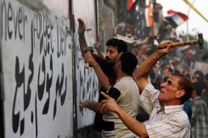 متظاهرون يحطمون جزءاً من جدار أمام السفارة الإسرائيلية في القاهرة