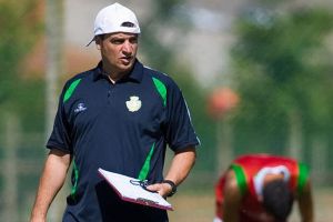 أزينيا يعتذر عن تدريب الشارقة الإماراتي