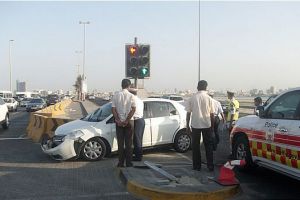 إصابة مقيم عربي بتصادم مركبتين بجسر سترة ..شاهد الصور