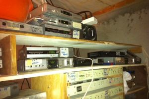 هيئة شؤون الإعلام تضبط شبكة بث فضائي غير مرخصة 