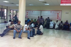 العشرات من مسرحي 'ميناء خليفة' يتجمعون في 'العمل'