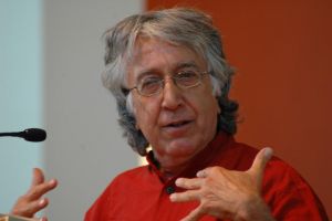 ترحيل المذيع الأميركي ديفيد بارساميان من نيودلهي 