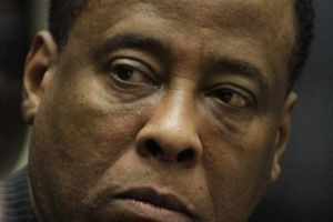 بدء محاكمة الطبيب الخاص لمايكل جاكسون غدا الثلثاء 