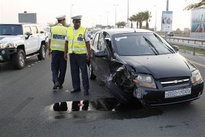 نجاة بحريني بتدهور سيارة بشارع الشيخ خليفة