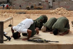 الثوار الليبيون يستعدون لهجوم كبير على مدينة سرت معقل القذافي