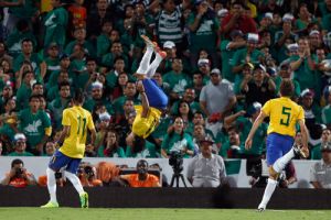 البرازيل بعشرة لاعبين تقلب تأخرها لفوز صعب على المكسيك وديا