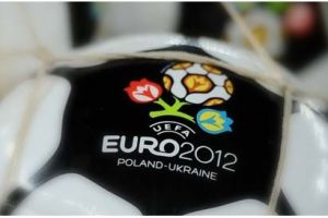 إسبانيا وهولندا والمضيفان في المستوى الأول