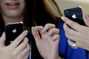 أبل تطرح هاتفها الجديد (آي فون 4إس) في الاسواق