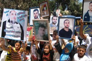 مصادر فلسطينية: أزمة تلوح في الأفق بشأن صفقة تبادل السجناء