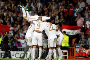 بنزيمة يسجل هدفا ويصنع آخر ليقود الريال إلى فوز ساحق على فريقه السابق ليون