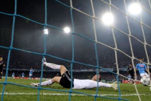 شباك نيوير تهتز أخيرا وبايرن يتعادل مع نابولي في دوري الأبطال