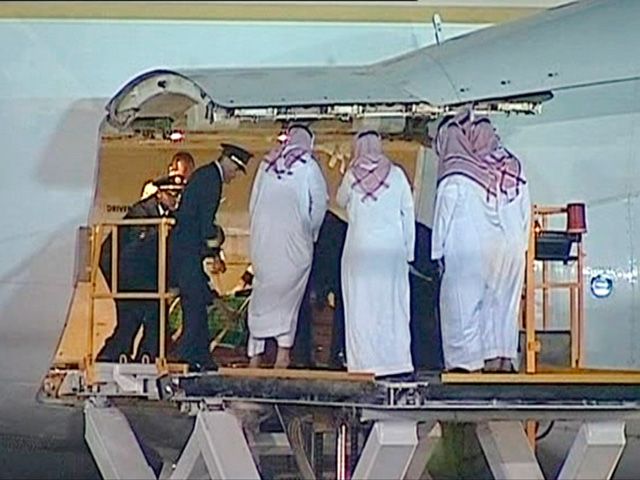 جثمان الأمير سلطان لدى وصوله إلى الرياض