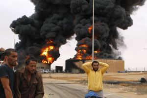 اكثر من مئة قتيل في انفجار خزان للوقود في سرت