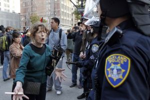 اشتباكات بين الشرطة الامريكية ومحتجين في اوكلاند