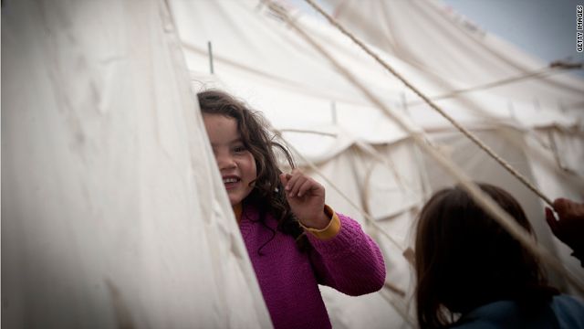 طفل تركي يقف داخل أحد المنازل المهدمة نتيجة الزلزال الذي ضرب شرقي البلاد الأحد.