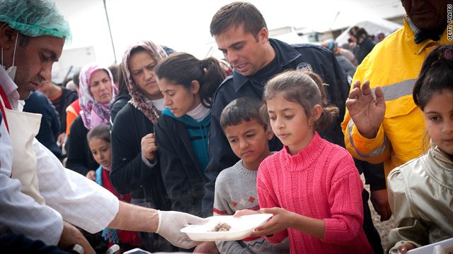 فتاة تركية تستلم وجبة طعام في مخيم للصليب الأحمر أقيم بعد أن ضرب زلزال شرق تركيا.