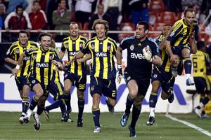 فناربخشة بعشرة لاعبين يعزز صدارته للدوري التركي 