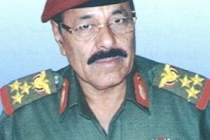 فرقة مدرعة يمنية تعلن إحباط محاولة لاغتيال علي الأحمر أثناء صلاة العيد 