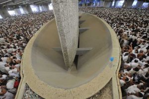 الحجاج يرمون الجمرة الكبرى في منى 