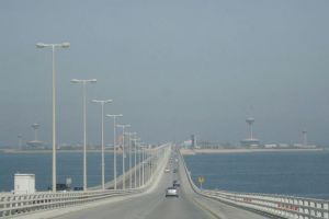 'انسيابية وهدوء' على جسر الملك فهد وزحام متوقع اليوم وغداً 