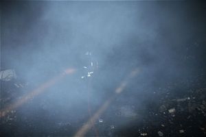 السيطرة على حريق اندلع بمستودع بعسكر ..شاهد الصور