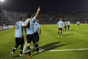 رباعية سواريز تحلق بمنتخب أوروجواي وتغرق تشيلي في تصفيات المونديال 