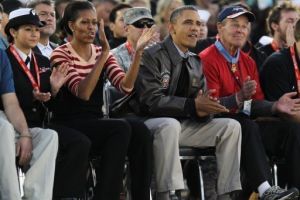 اوباما يحضر مباراة في كرة السلة على متن السفينة التي القيت منها جثة بن لادن