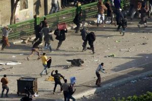 قتيل و10 مصابين في اشتباكات بين الجيش ومحتجين أمام ميناء مصري