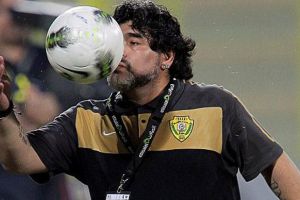 تسديدة مارادونا تغضب طاقم تحكيم إماراتي 