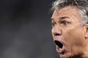 رئيس الاتحاد القطري يشن هجوما على مدرب المنتخب