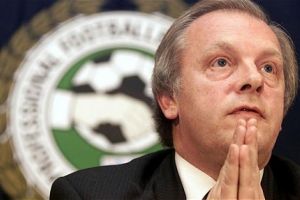 تايلور يطالب بلاتر بالتنحي وإفساح المجال لبلاتيني