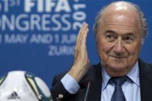 بلاتر يعتذر عن تصريحاته المستخفة بالعنصرية في الملاعب ويرفض الاستقالة