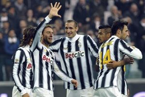 يوفنتوس يسحق باليرمو بثلاثية وينفرد بصدارة الدوري الإيطالي