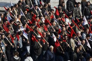 اليونانيون ينزلون للشارع في إضراب احتجاجا على سياسات التقشف