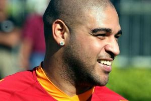 شابة تخضع لعملية جراحية في اليد بعد إصابتها بطلق ناري من سيارة أدريانو