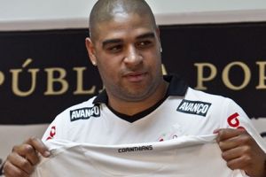 مسئولو كورينثيانز يشعرون بالملل من تصرفات أدريانو      