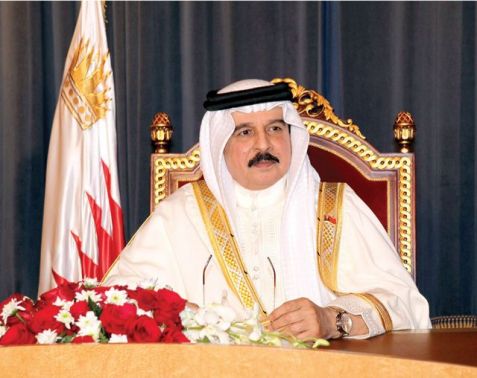 العاهل: أهيب بكافة فئات<br />المجتمع -القبيلة، العائلة،<br />الأسرة - العمل جميعاً على أن<br />يلتزم أبناؤها باحترام<br />القانون