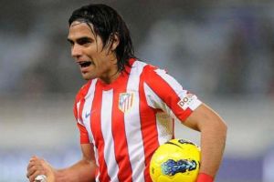 فالكاو يقود أتلتيكو مدريد لفوز ساحق على سوسييداد في الدوري الأسباني