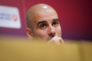 غوارديولا يناشد جماهير برشلونة: لا نريد فيجو آخر ولنترك بيبي في أمان