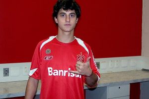 ميلان يستعير البرازيلي روجيا 